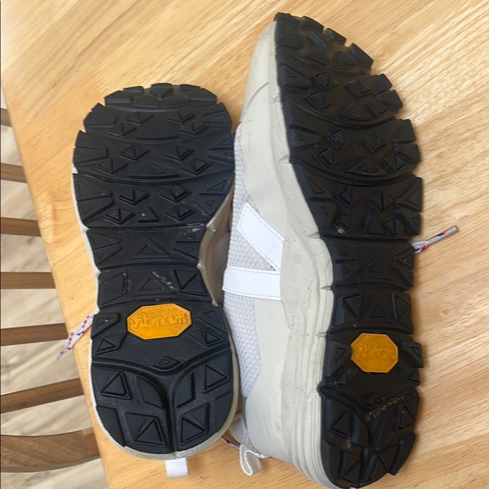 Veja Sneakers - Picture 2 of 10